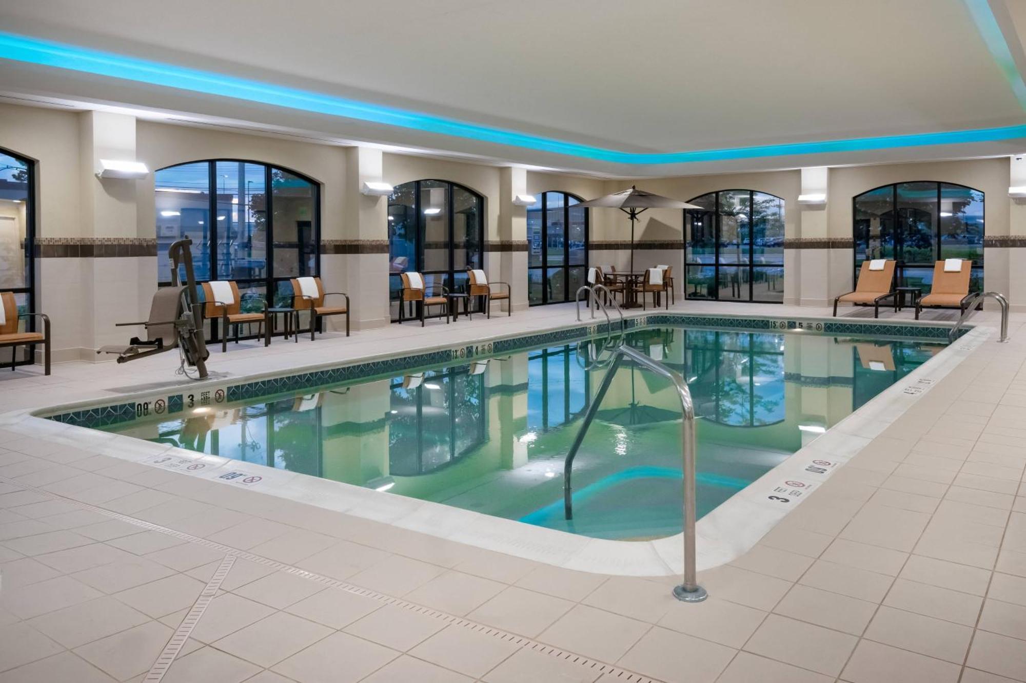 Courtyard By Marriott Buffalo Airport Cheektowaga Bagian luar foto