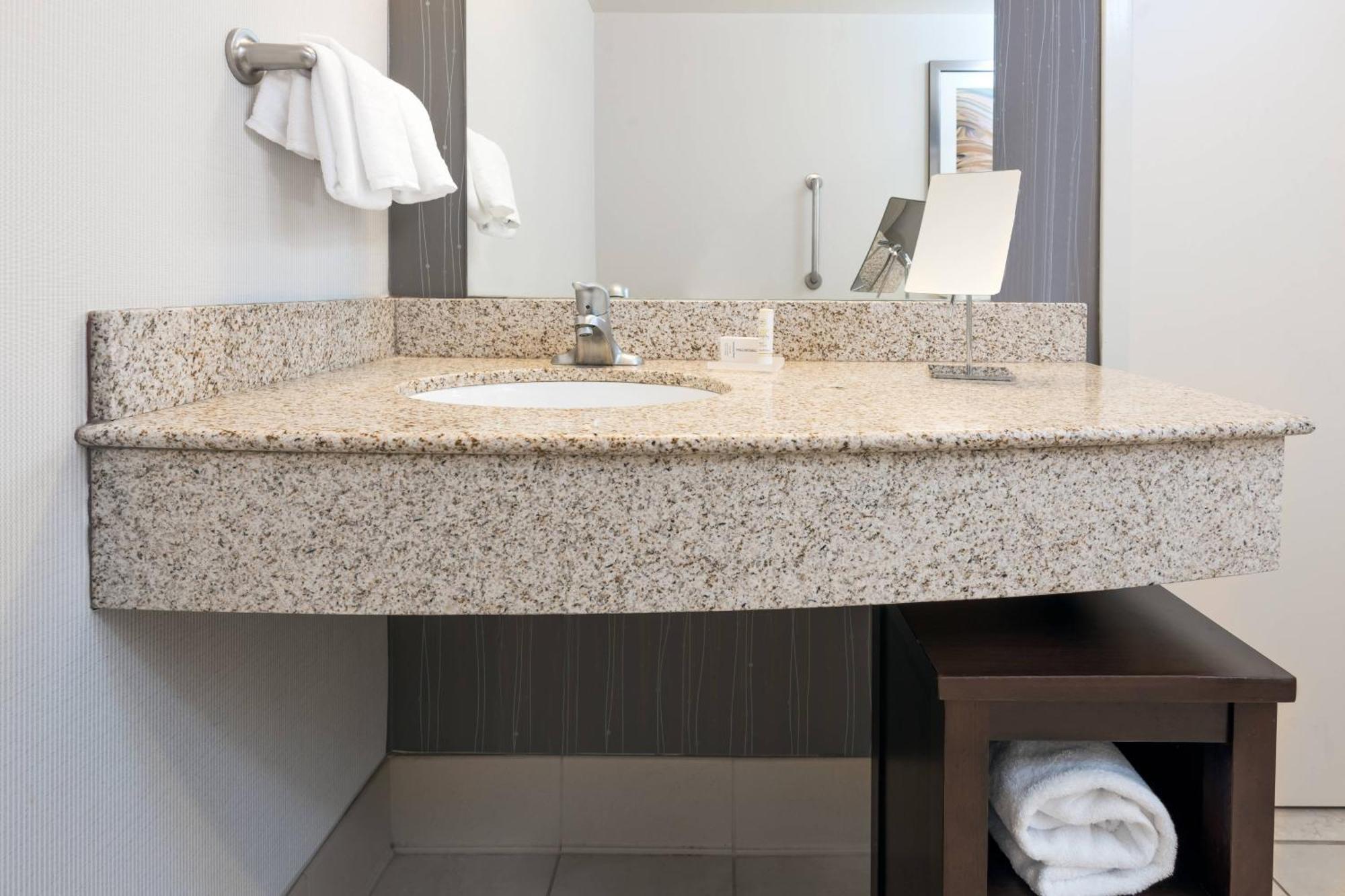 Courtyard By Marriott Buffalo Airport Cheektowaga Bagian luar foto