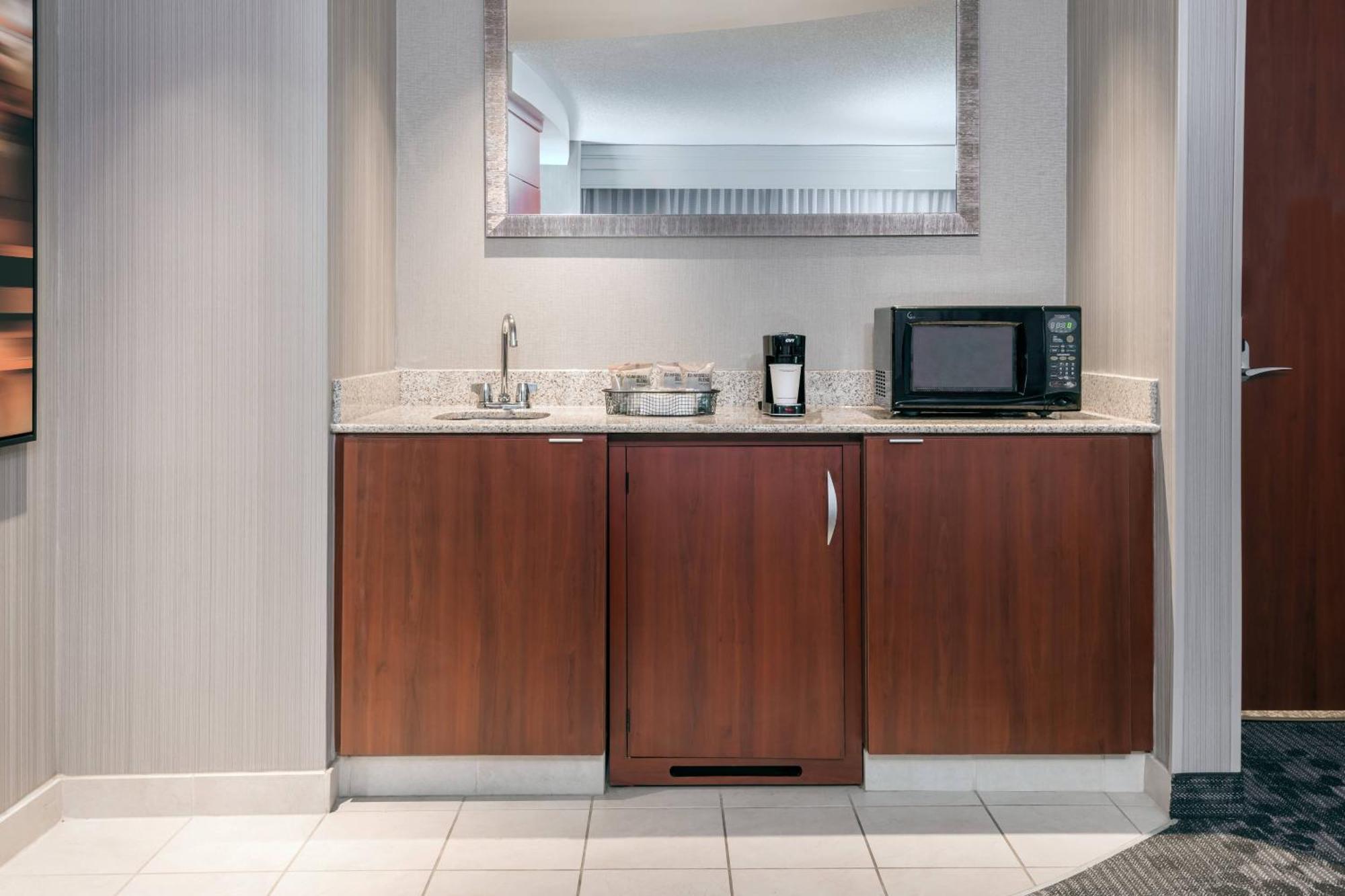 Courtyard By Marriott Buffalo Airport Cheektowaga Bagian luar foto